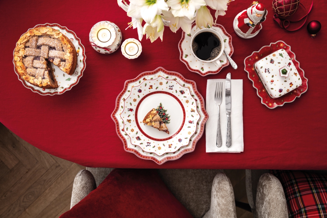 Röda dukar på dukat bord 