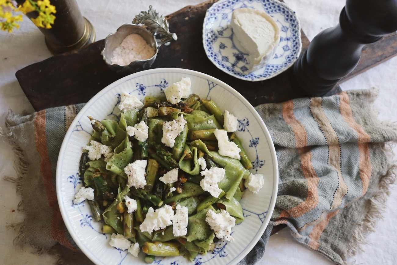 Spenatpasta med sparris och fetaost serverad på tallrik från Royal Copenhagen