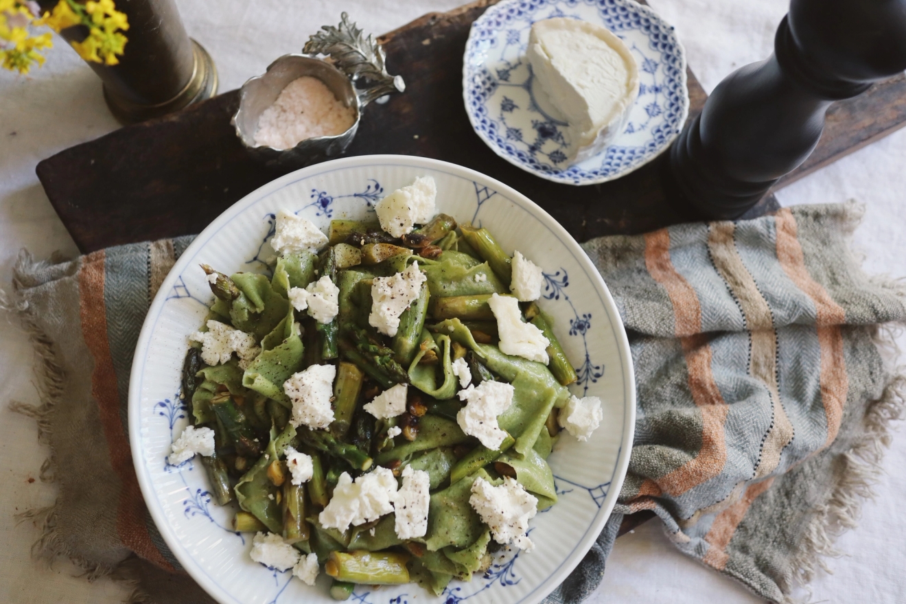 Spenatpasta med sparris och fetaost serverad på tallrik från Royal Copenhagen