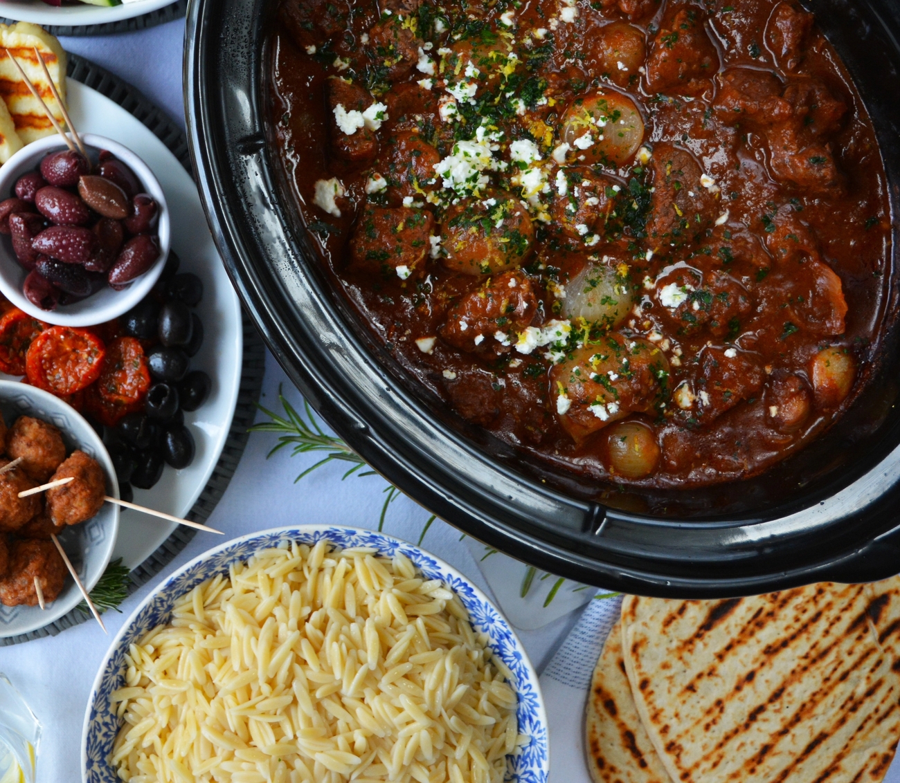 Slow cooker med timer svart på träbord, fruktskål i bakgrunden