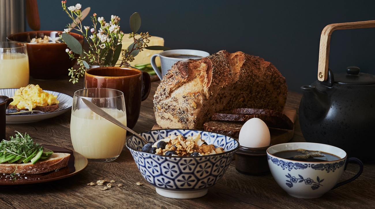 Tokyo Design Studio astiat sinivalkoset kulhot aamiainen pöydän kattaus