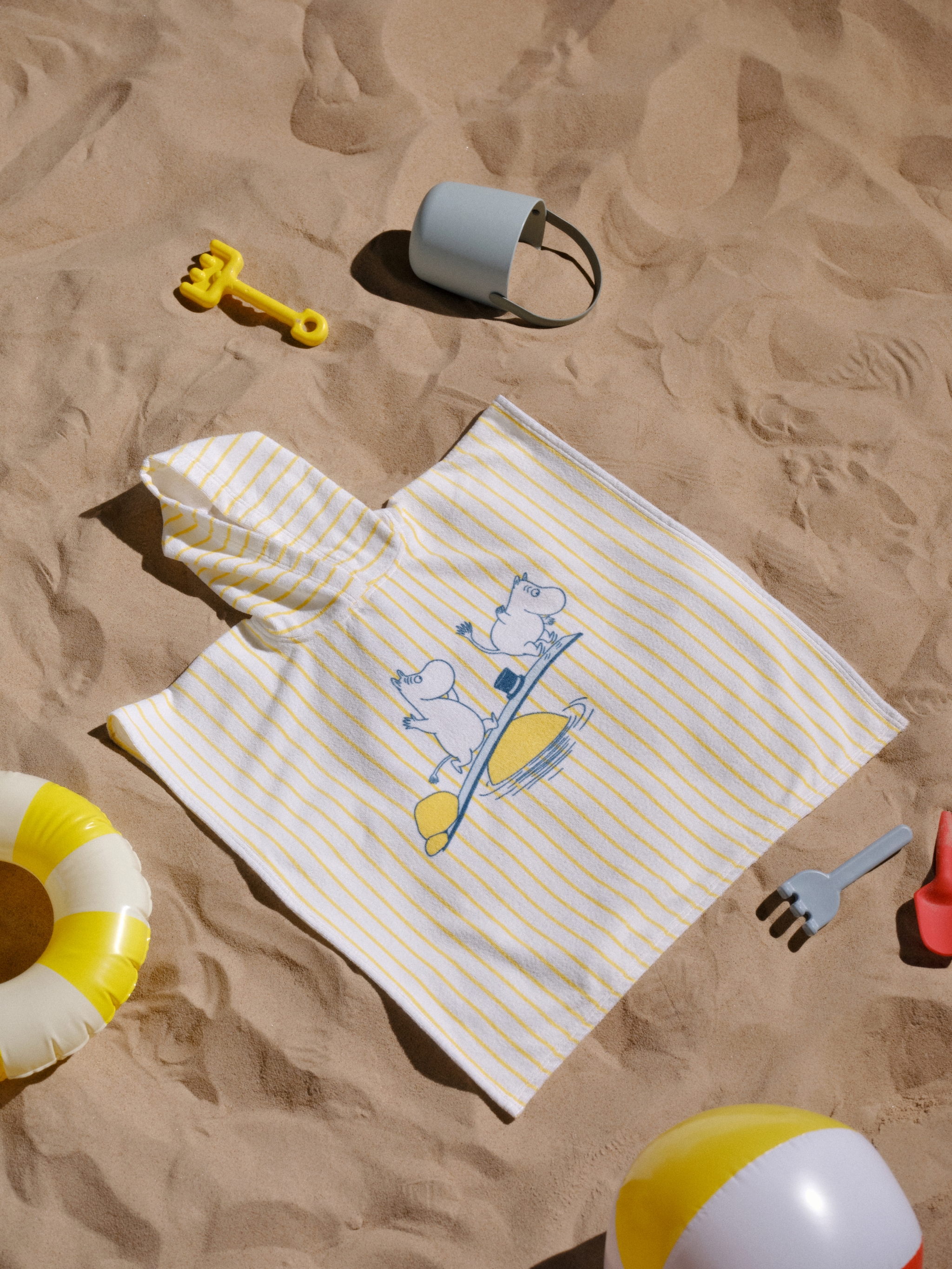 Mumin barn strandhandduk på en strand