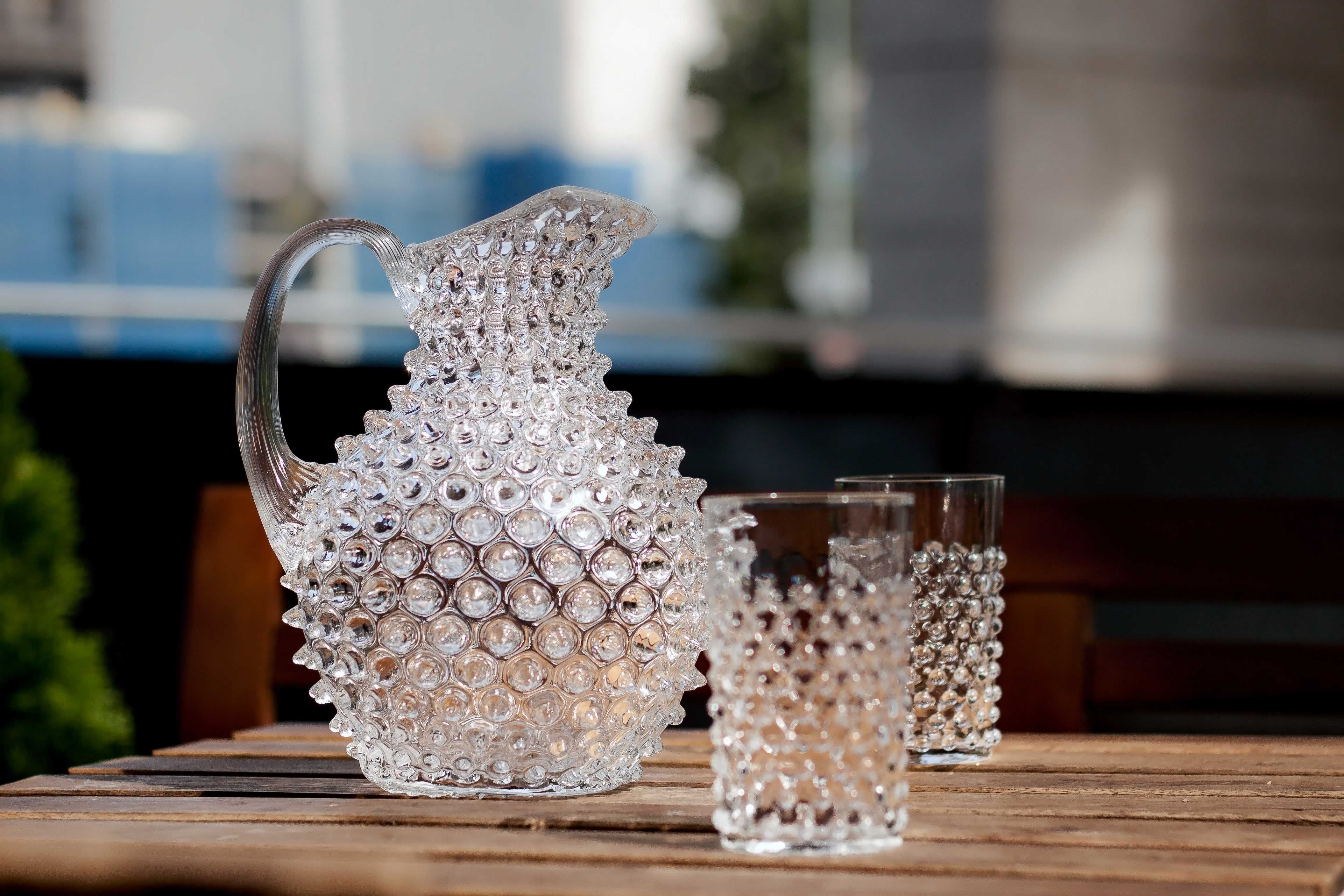 Klar kanna i hobnail-glas och matchande glas.