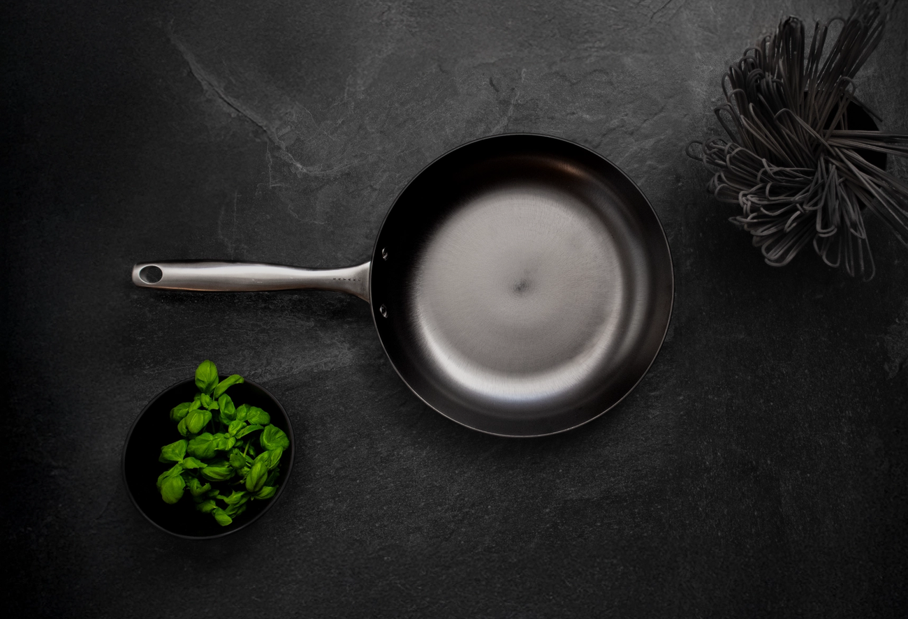 Satake stekepanne på svart kjøkkenbenk