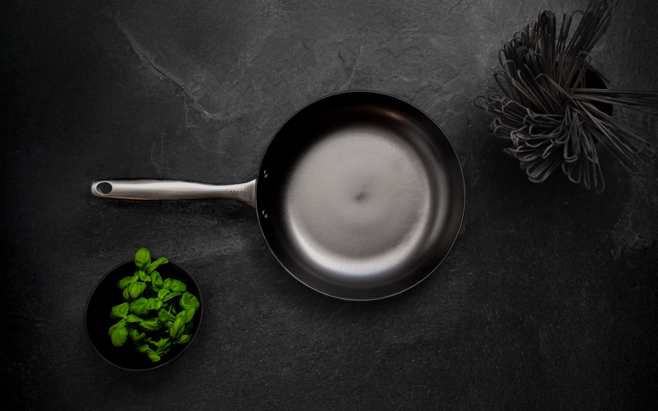 Satake stekepanne på svart kjøkkenbenk