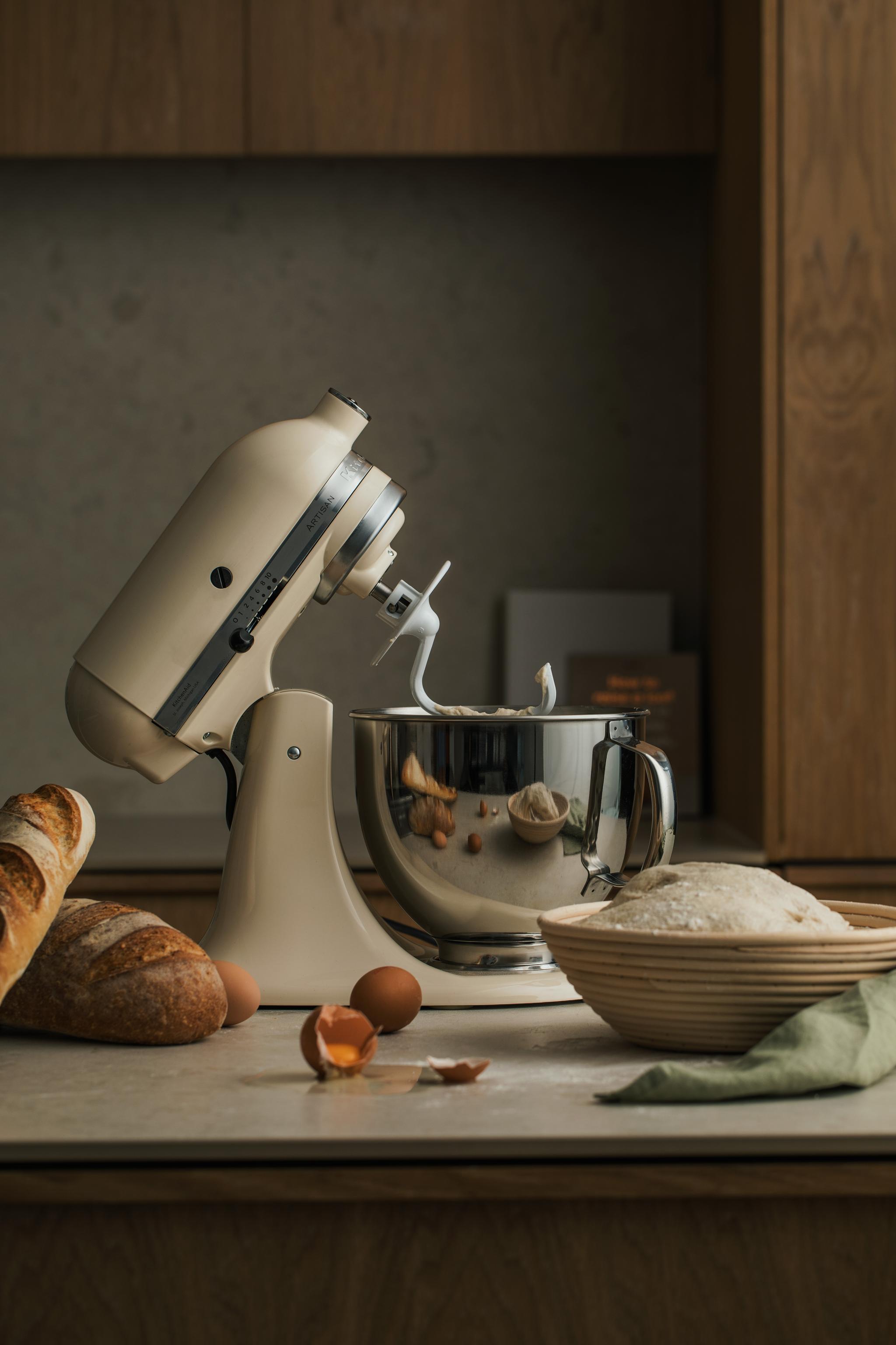 KitchenAid köksmaksin i beige färg