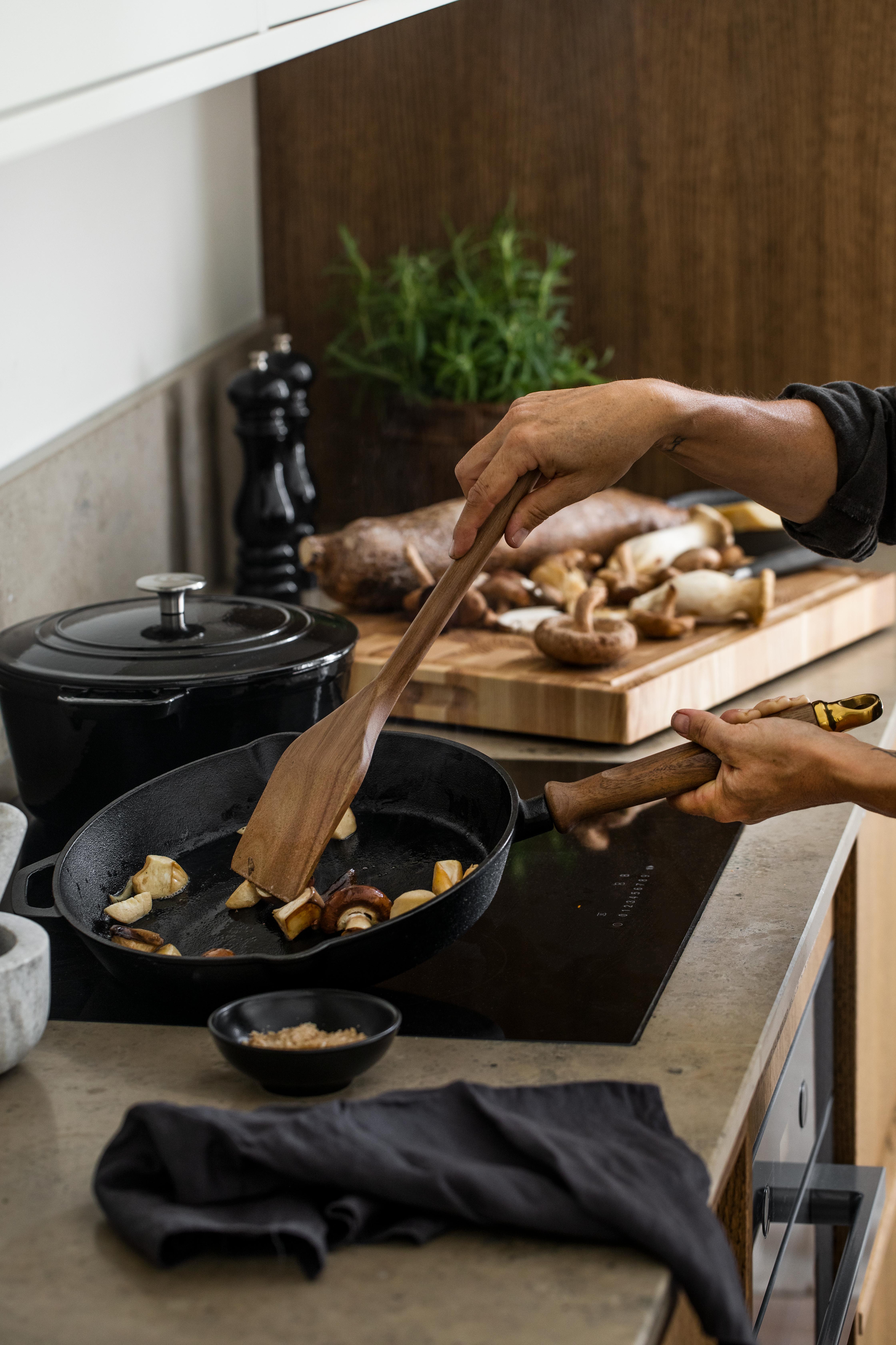 Stekpannor & Gjutjärnspannor i ett kök