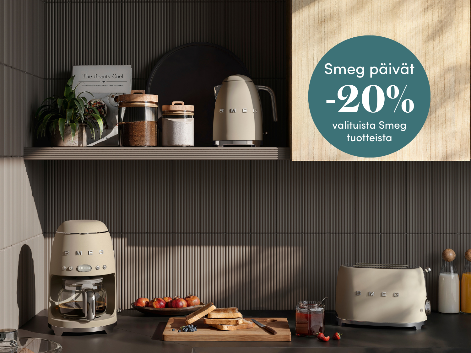 Tyylikkäässä keittiössä on Smeg-kahvinkeitin, vedenkeitin ja leivänpaahdin sekä Smeg-päivien 20 %:n alennus valituista tuotteista.