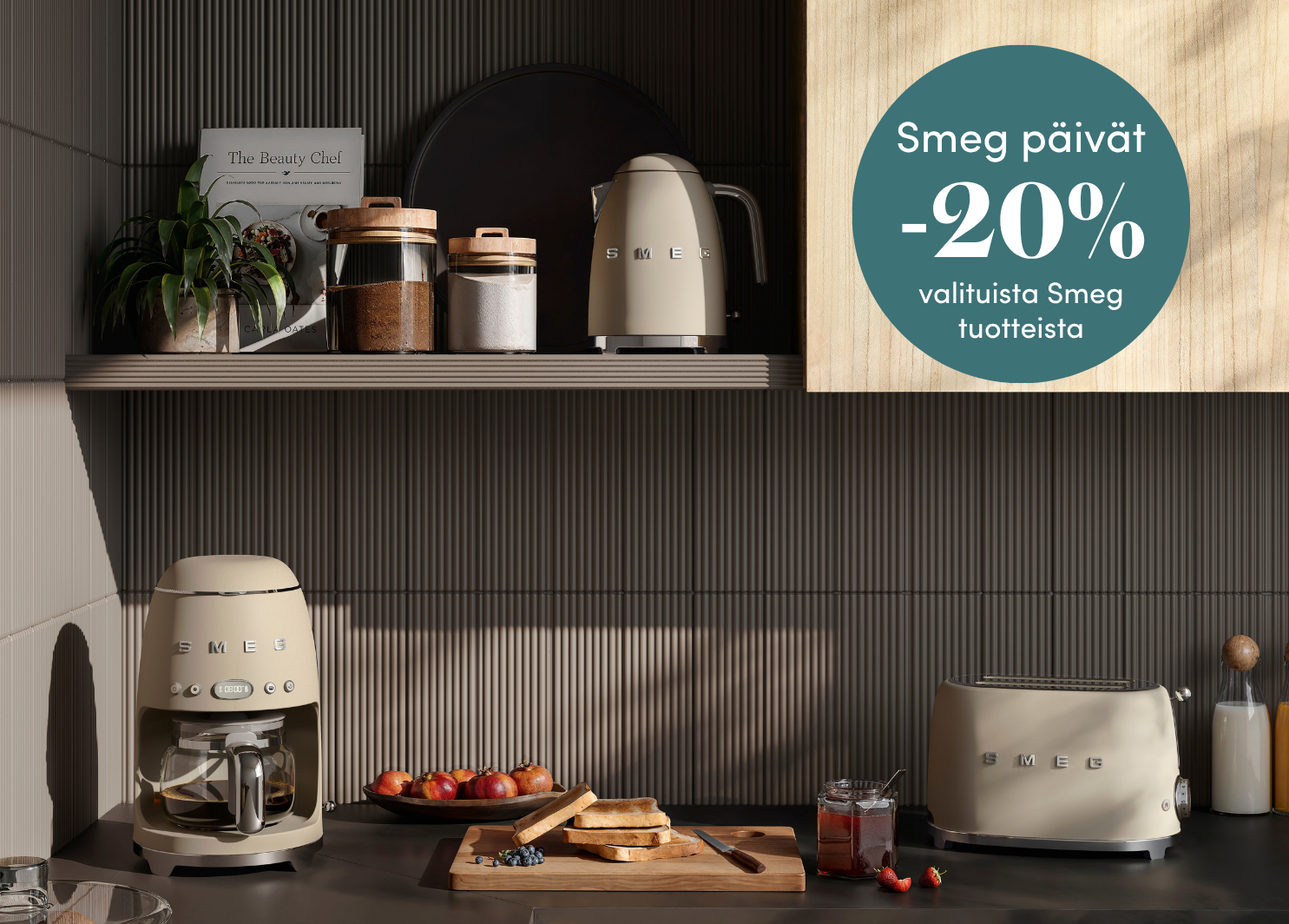 Tyylikkäässä keittiössä on Smeg-kahvinkeitin, vedenkeitin ja leivänpaahdin sekä Smeg-päivien 20 %:n alennus valituista tuotteista.