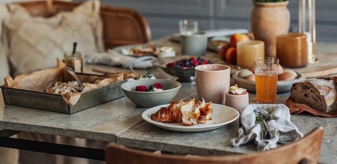 aamiainen aamupala lautaset kulhot juomalasit aamiaisen tarjoilu