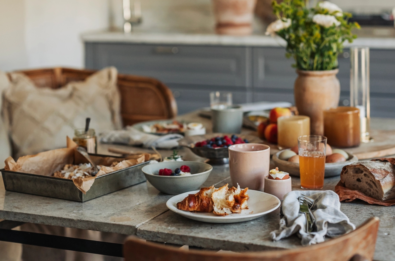 aamiainen aamupala lautaset kulhot juomalasit aamiaisen tarjoilu