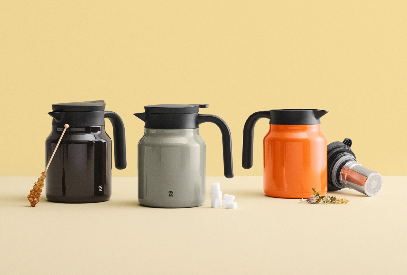 Tre mörkbruna, grå och orange karaffer med svarta lock och handtag, presenterade med socker och tetillbehör.