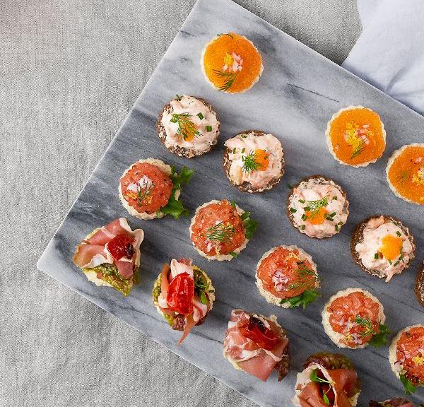 alkupala Mätileivät marmoritarjottimella