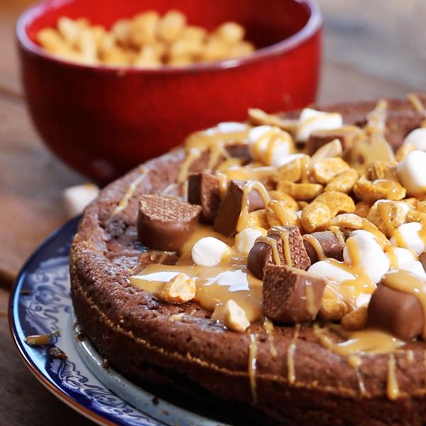 Mutakkaku rocky road jälkiruoka koristeltu dumle -suklaalla ja pähkinöillä