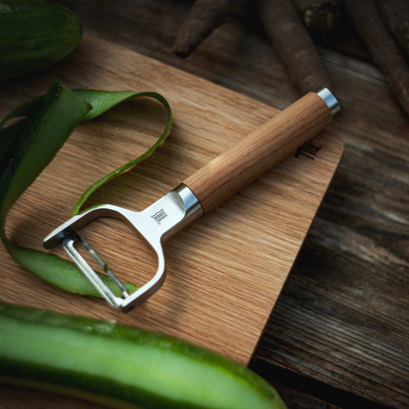 Fiskars kuorija puisella kahvalla puisella leikkuulaudalla