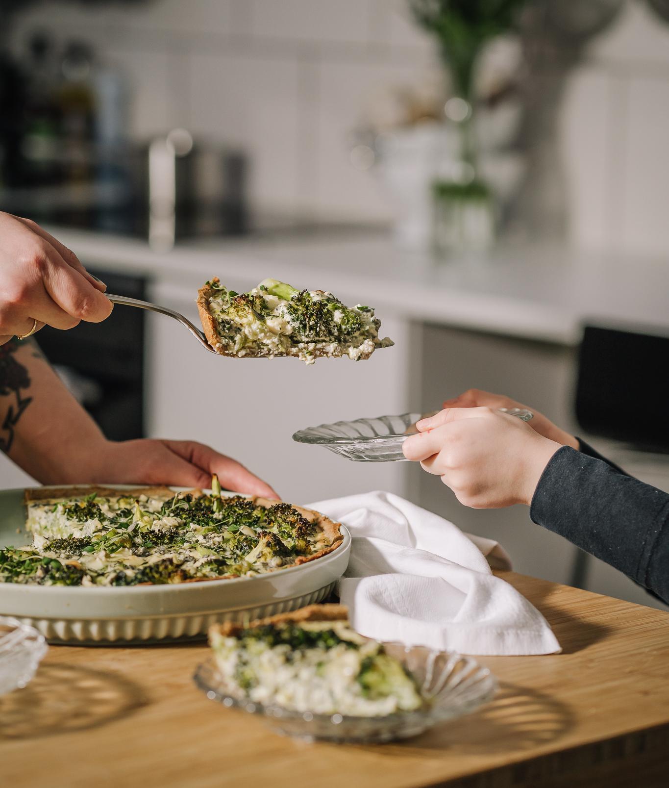 Arabia Uunikokki piirakkavuoka valkoinen suolainen piirakka pöydällä