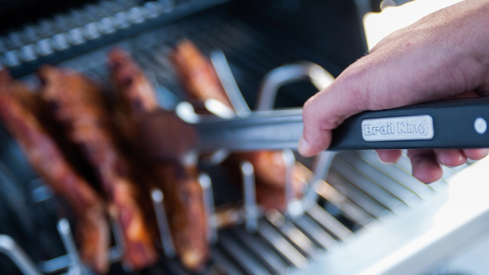 grilltermometer vid grill med grillat kött på