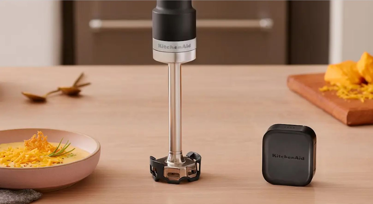 KitchenAid stavmixer på en bänk sladdlös