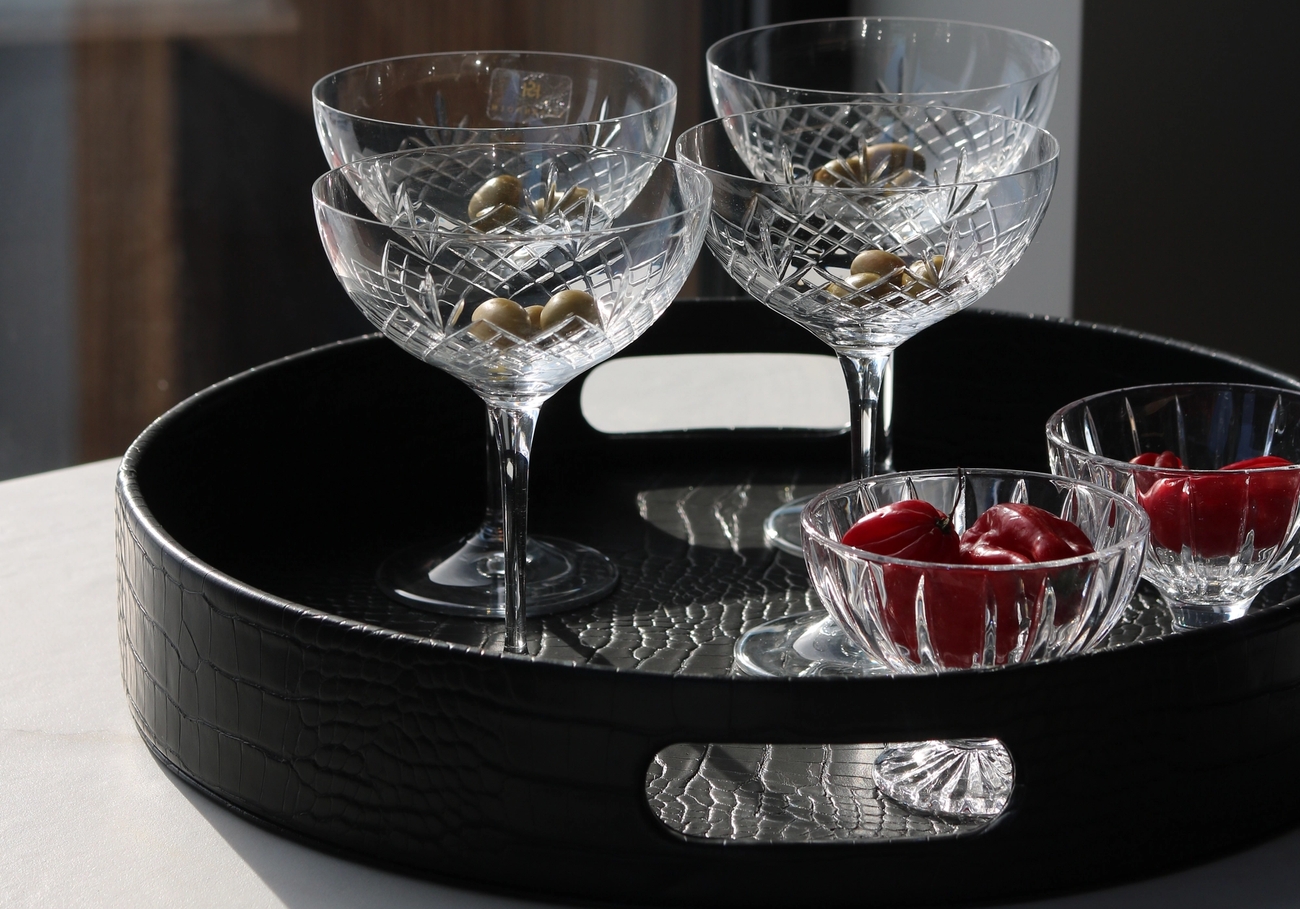 Svart läderbricka med drinkglas på