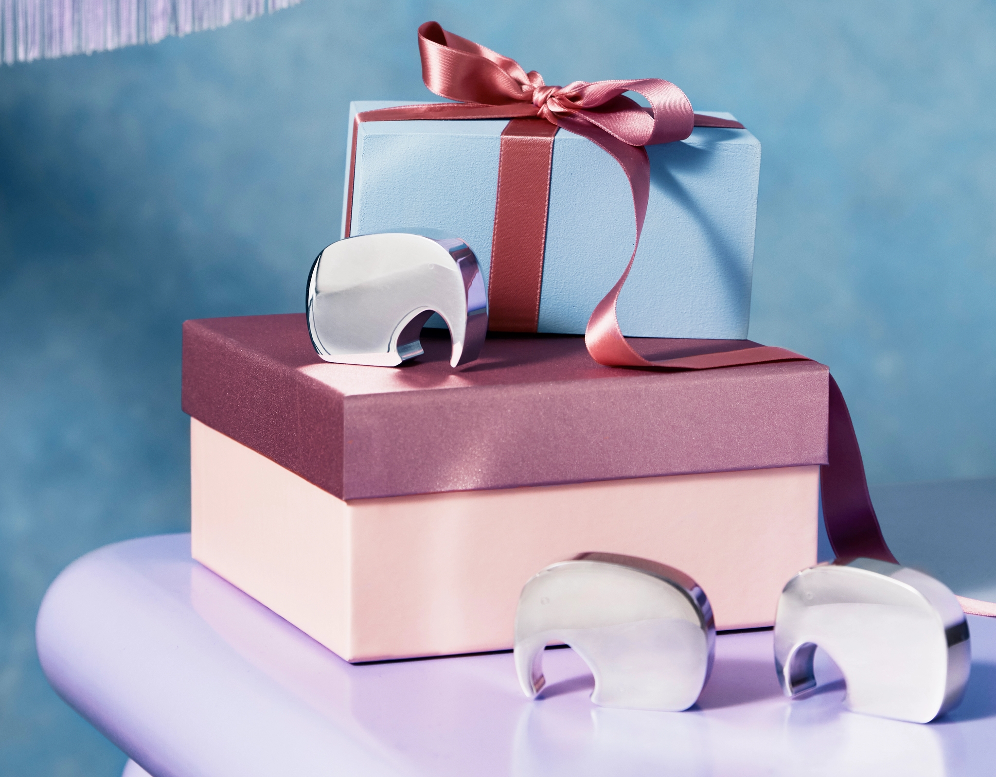 Ylioppilaslahja - lahjaidea: Georg jensen pullonavaaja ja paketit violetilla alustalla