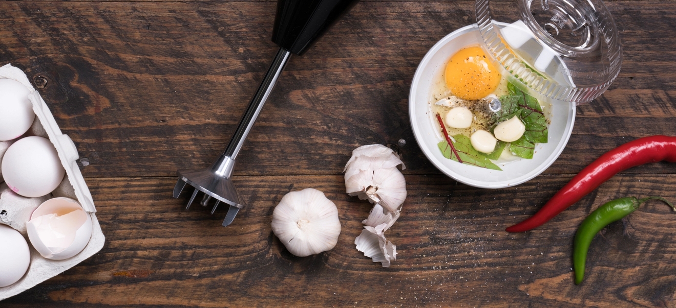 Bamix musta sauvasekoitin sekoittaa kasvikset ja kananmunat