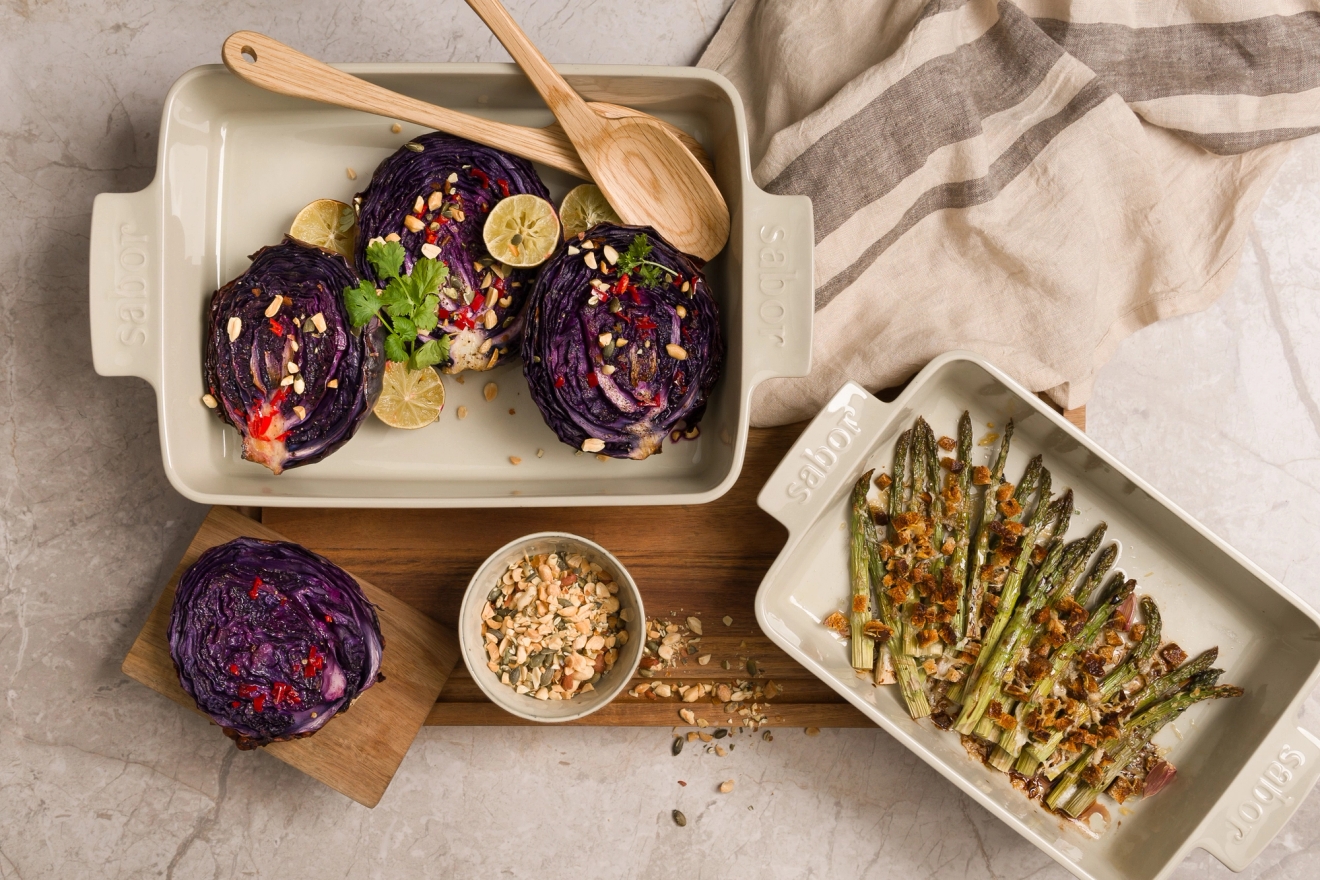 uunivuoat kahdessa eri koossa täynnä paahdettuja vihanneksia 