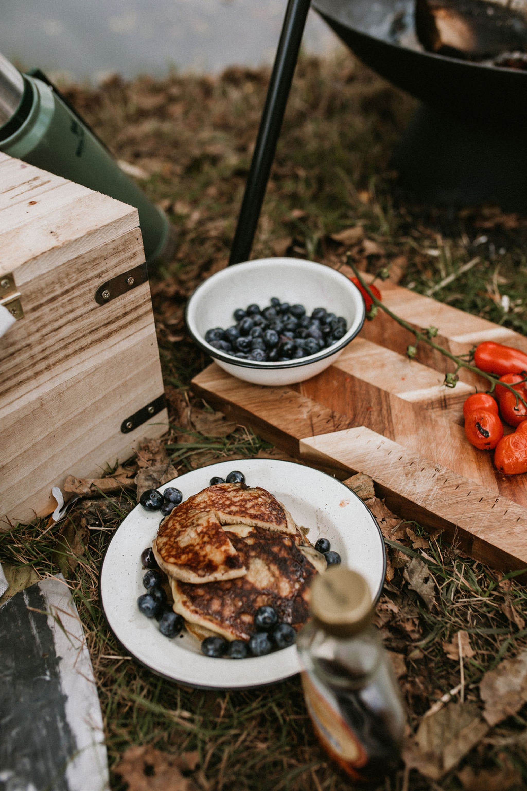 ulkoilu ja retkeily letut ja mustikat avotulen äärellä