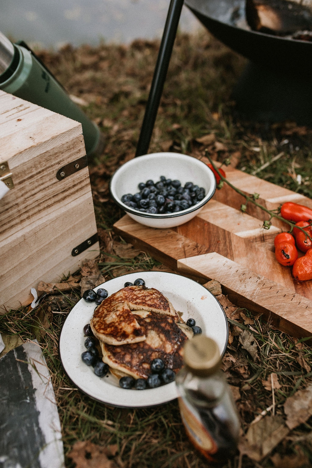 ulkoilu ja retkeily letut ja mustikat avotulen äärellä