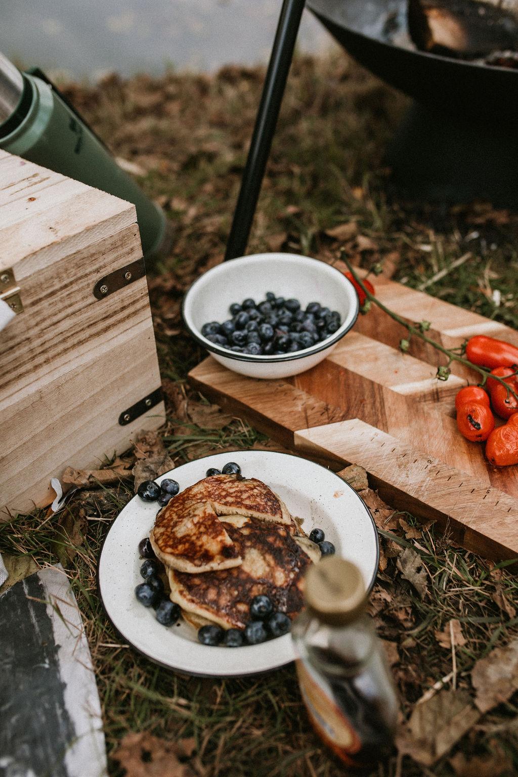 ulkoilu ja retkeily letut ja mustikat avotulen äärellä
