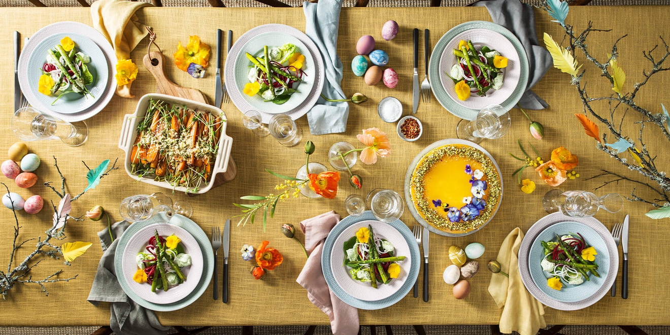 Fantastiskt goda påskrecept på ett uppdukat påskbord med gul duk