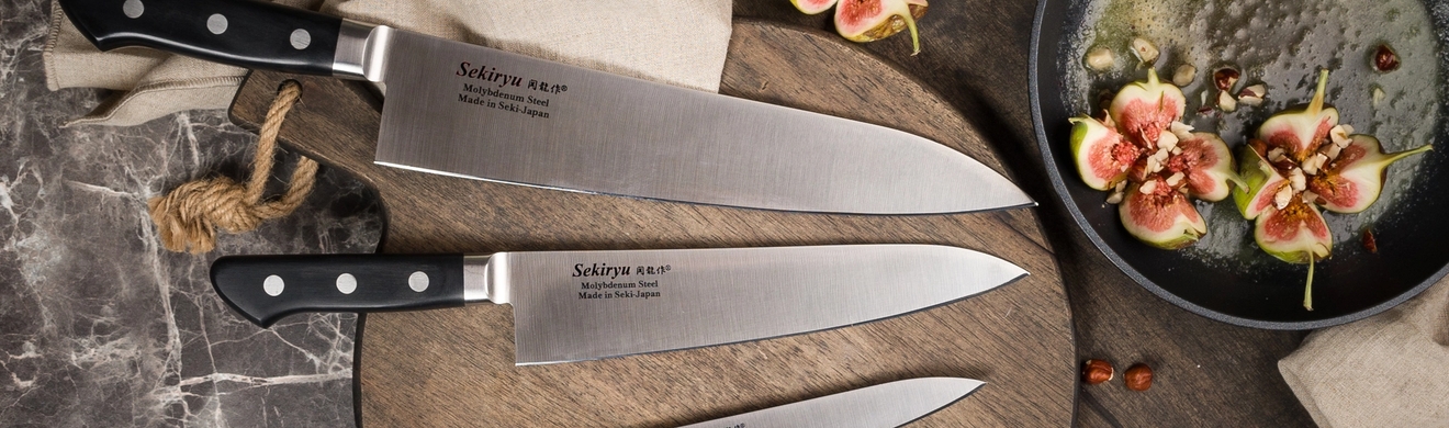 Sekiryu Seki keittiöveitset leikkuulaudalla