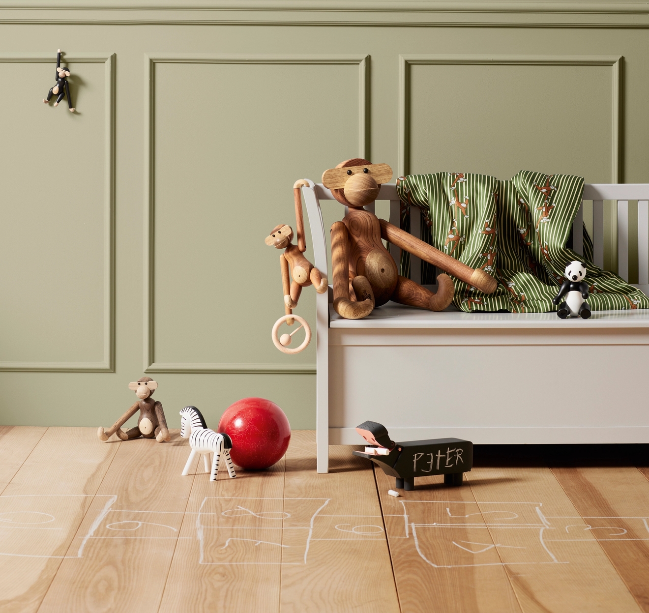 Inredning 2026 ljusgrönt barnrum med Kay Bojesen apa i trä