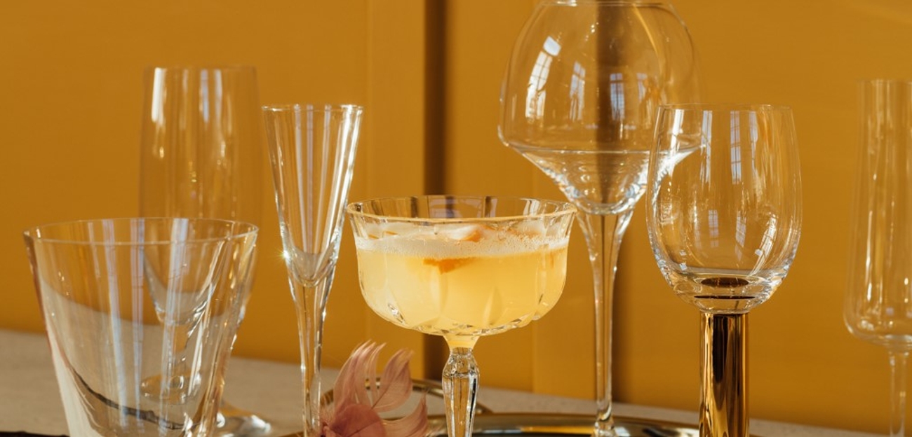 Table Top Stories glass med amaretto sour mot beige bakgrunn