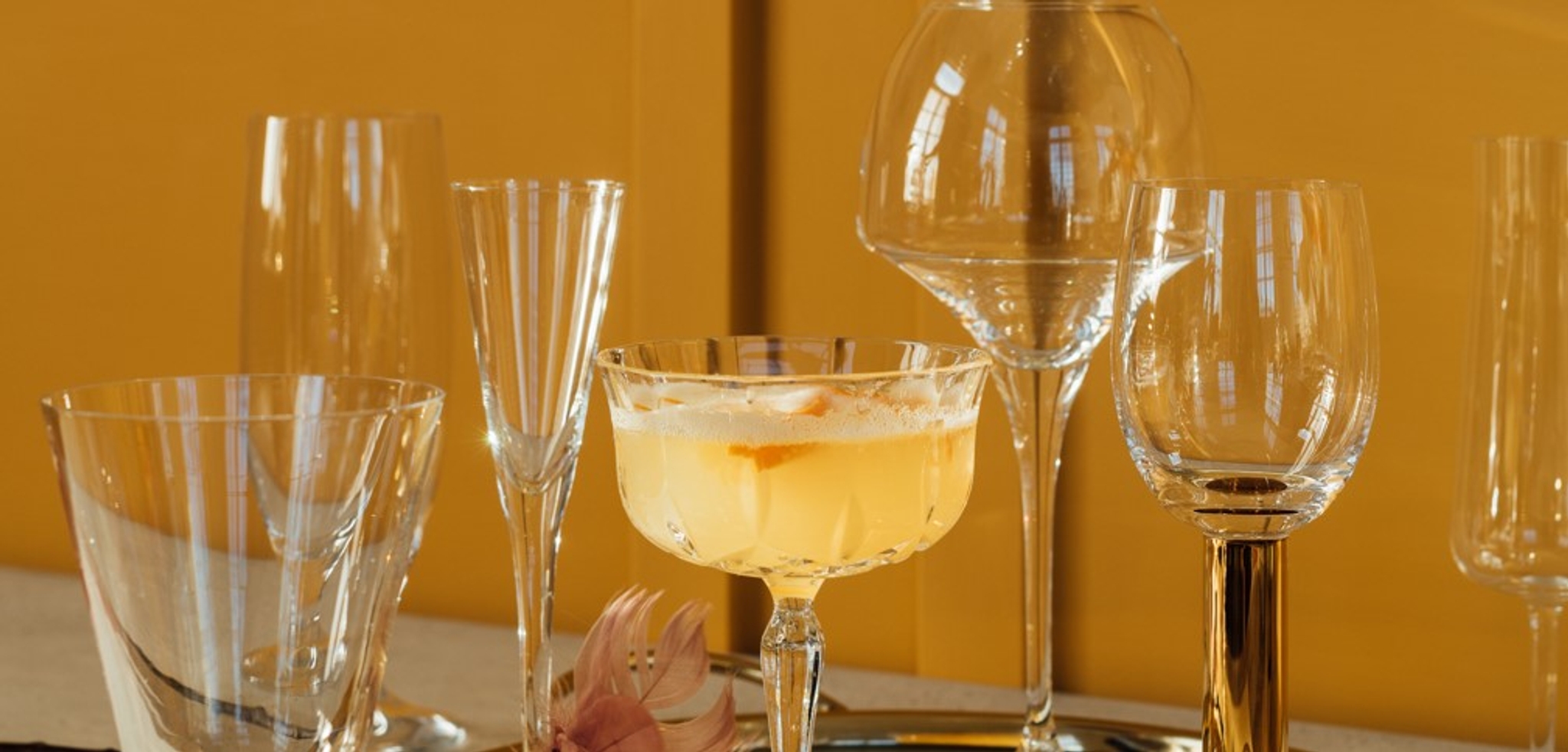 Table Top Stories glass med amaretto sour mot beige bakgrunn