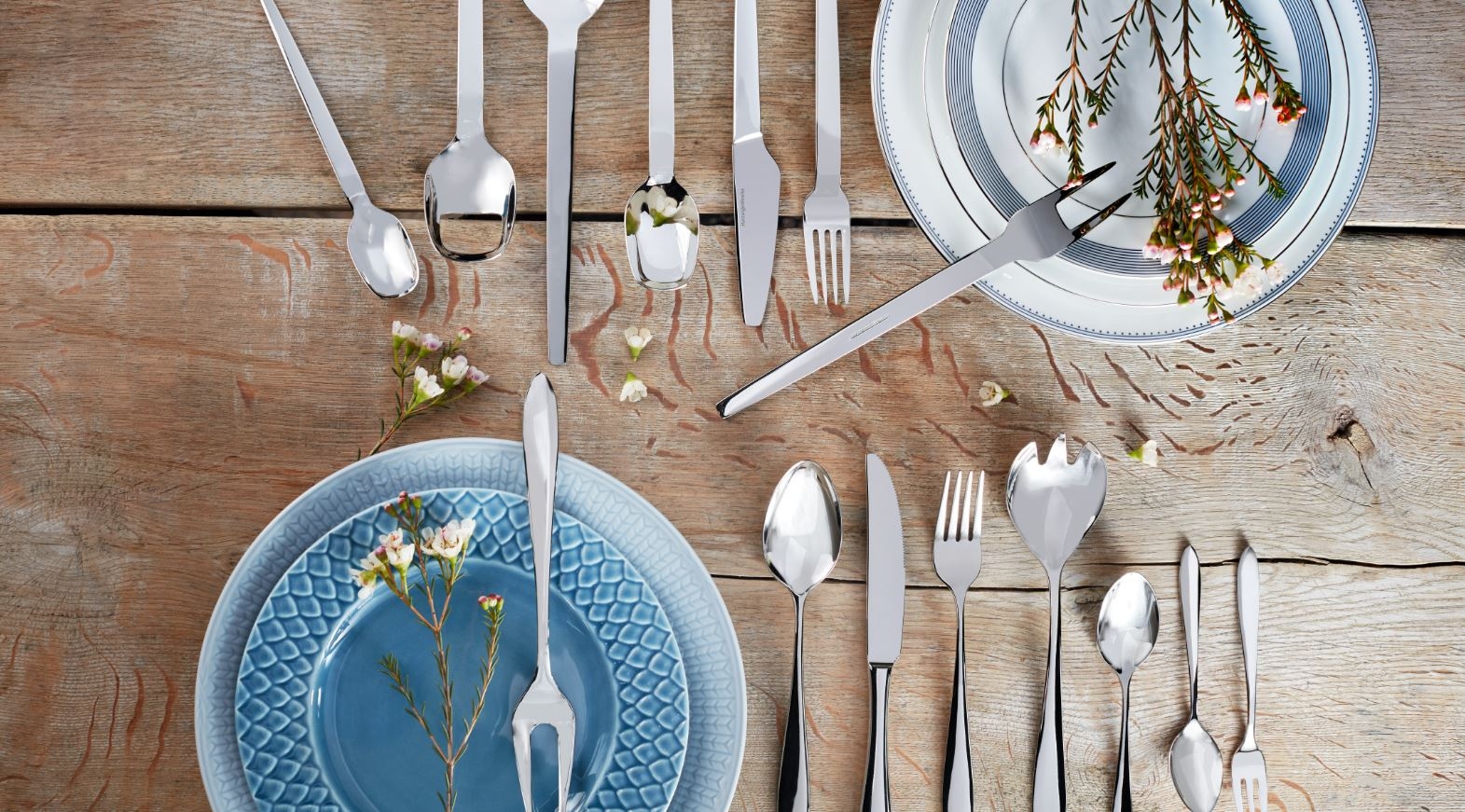 Billiga tallrikar i ljusblått på ett rustikt träbord