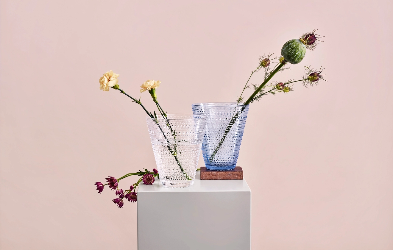 Kastehelmi maljakko väreissä sininen ja kirkas kukkien kera