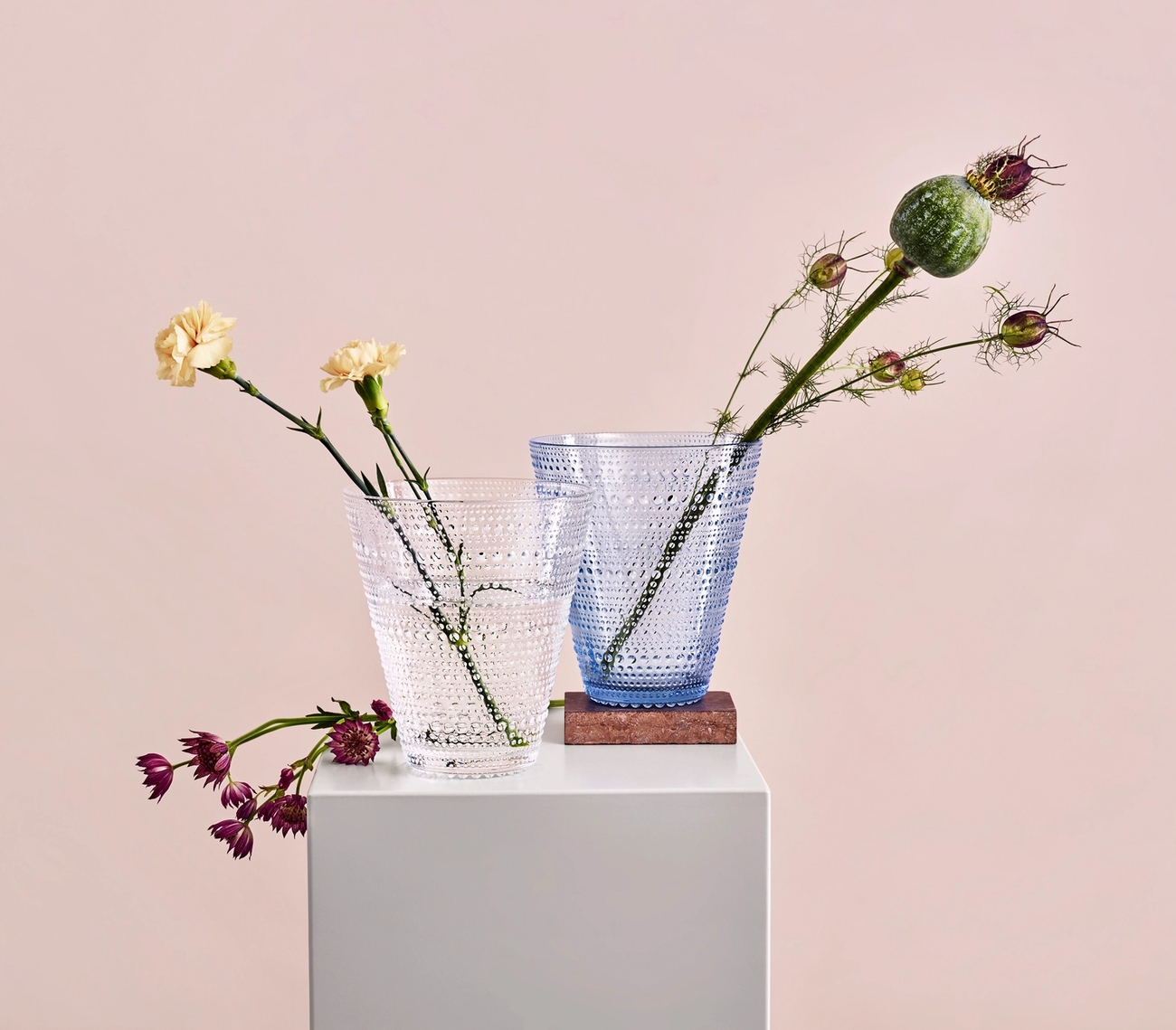 Kastehelmi maljakko väreissä sininen ja kirkas kukkien kera