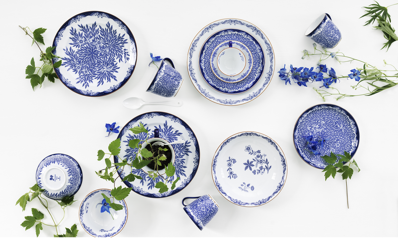 Rörstrand tallrikar blåvita blandade på vitt bord