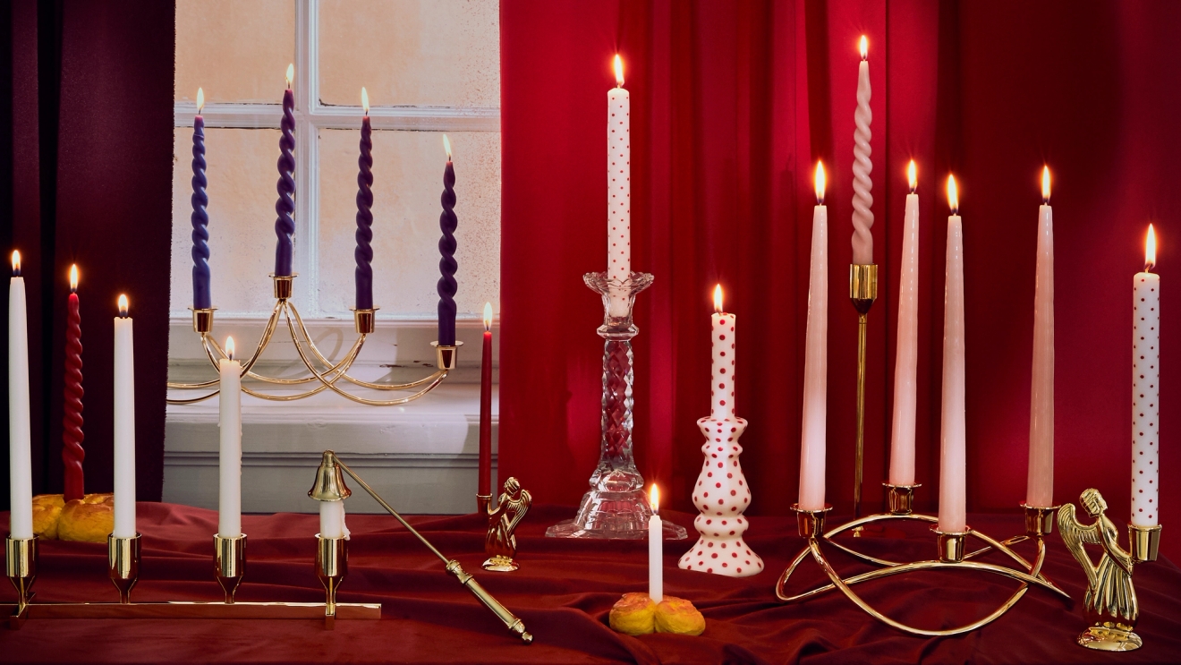 Ljus i ljusstakar i olika färger 