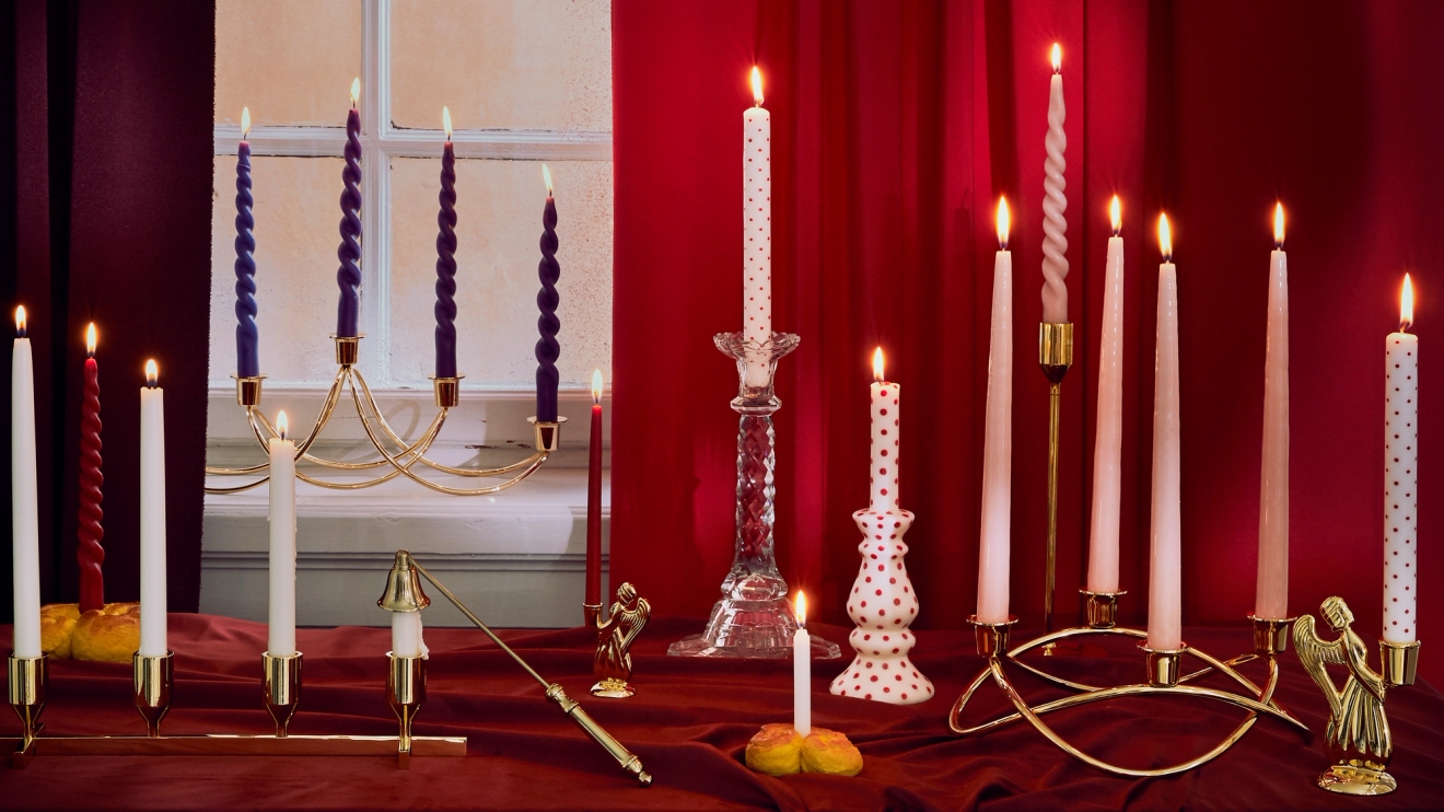 Ljus i ljusstakar i olika färger