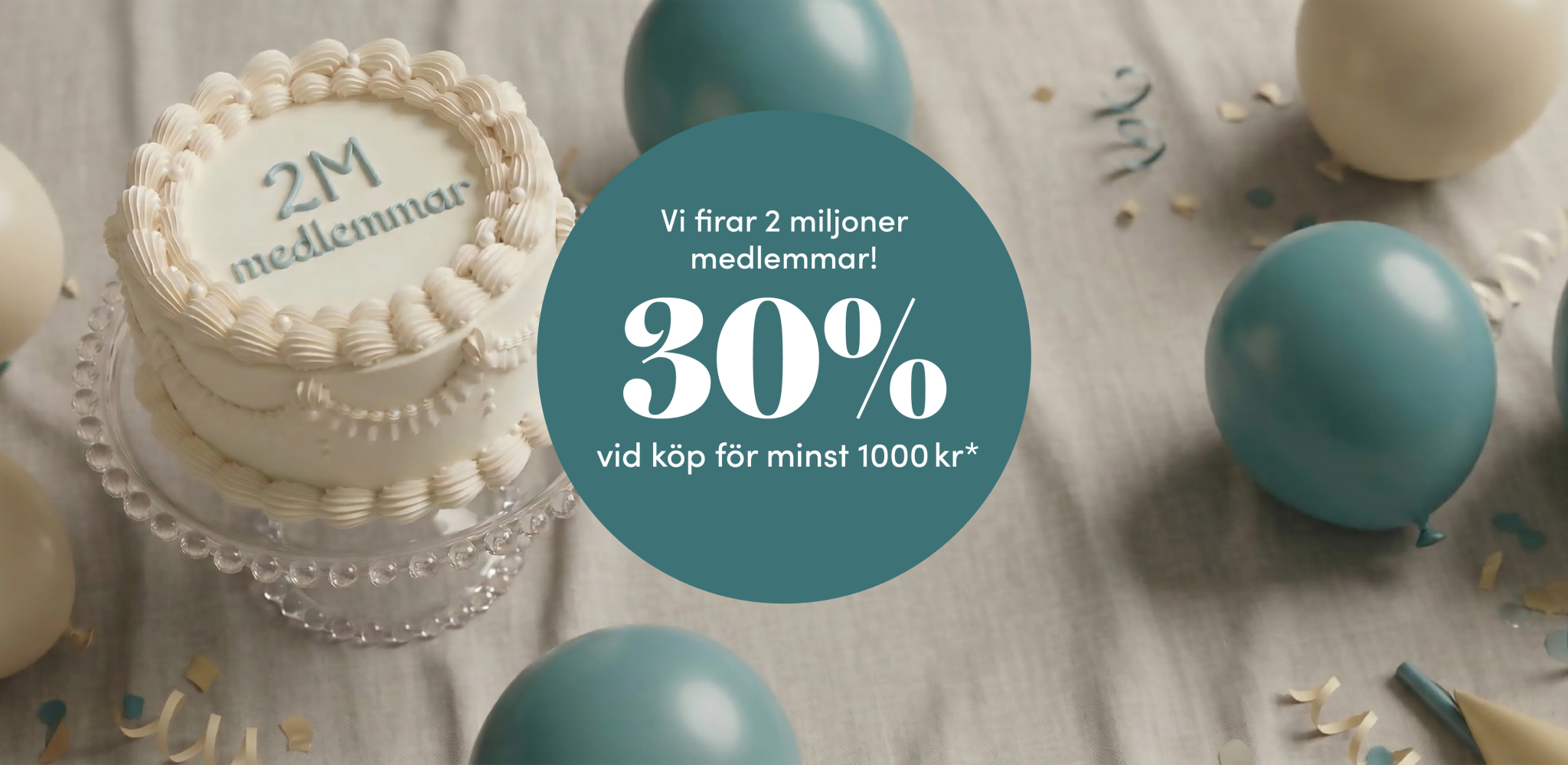 En festlig scen med en tårta med texten "2M medlemmar" omgiven av ballonger och konfetti. Ett överlägg meddelar "30 % rabatt vid köp över minst 1000 kr*
