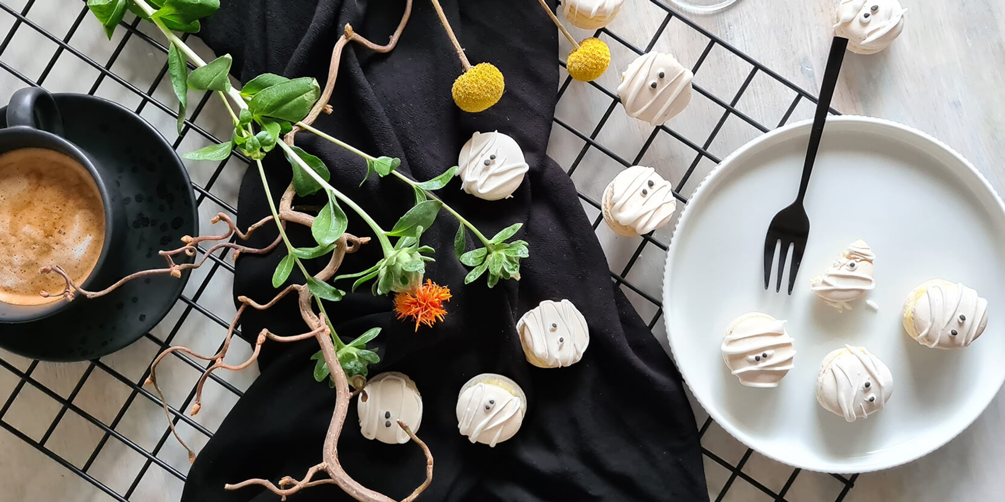 Små vita macarons som ser ut som mumier