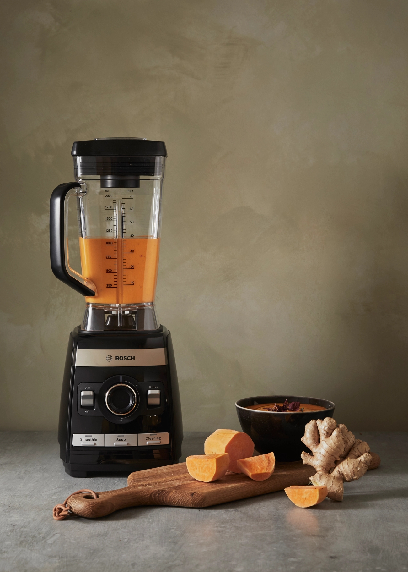 VitaBoost blender från Bosh med mixad sötpotatissoppa i