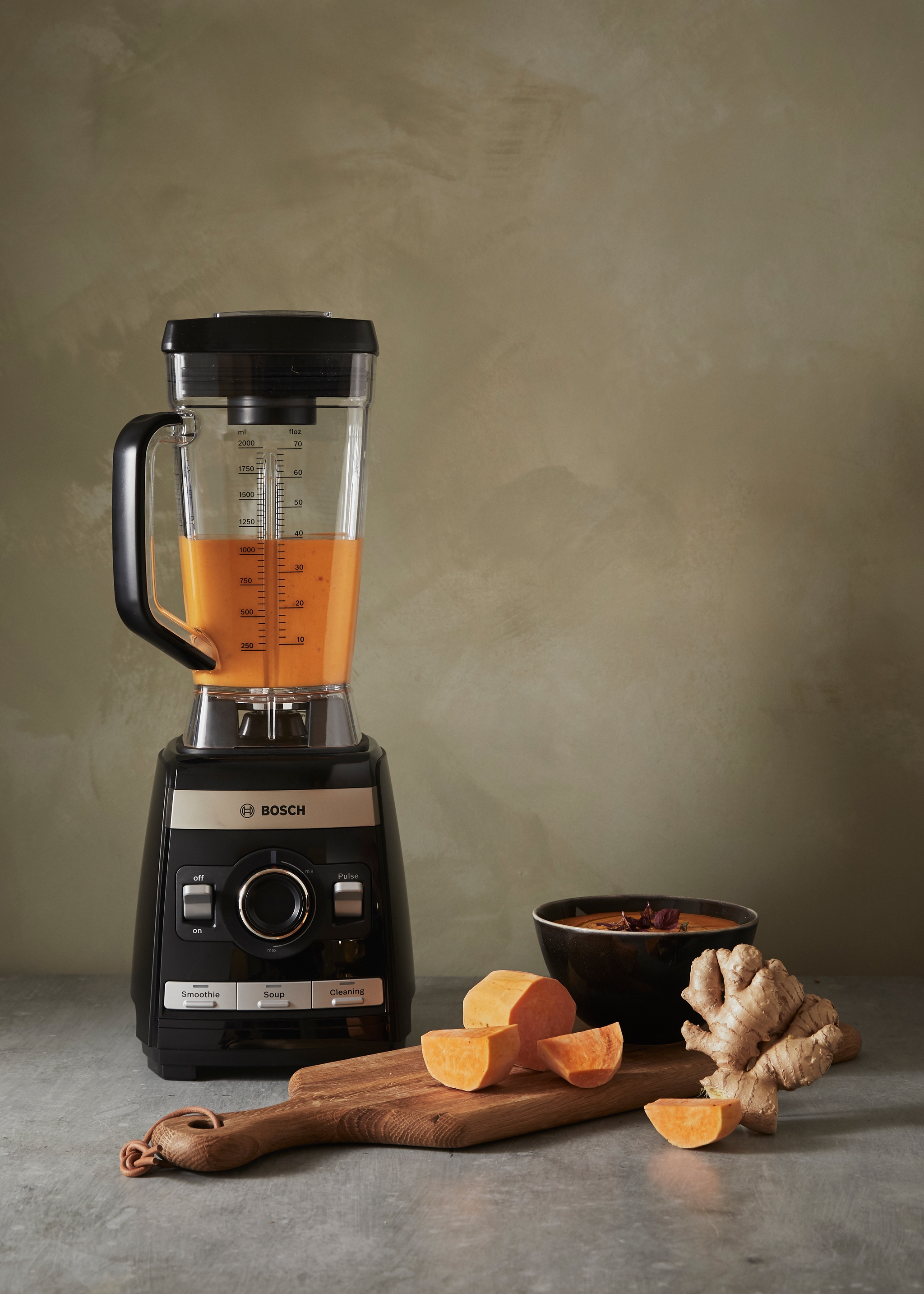 VitaBoost blender från Bosh med mixad sötpotatissoppa i