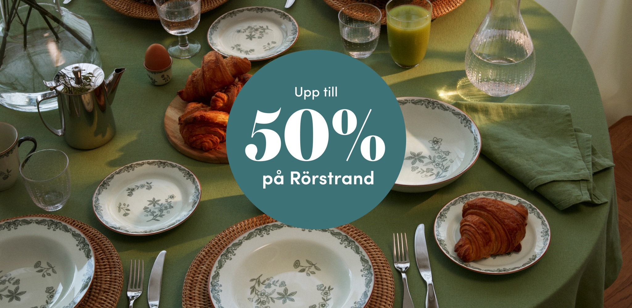 Dukat frukostbord med Rörstrandsporslin och croissanter samt erbjudandet upp till 50 procent rabatt.