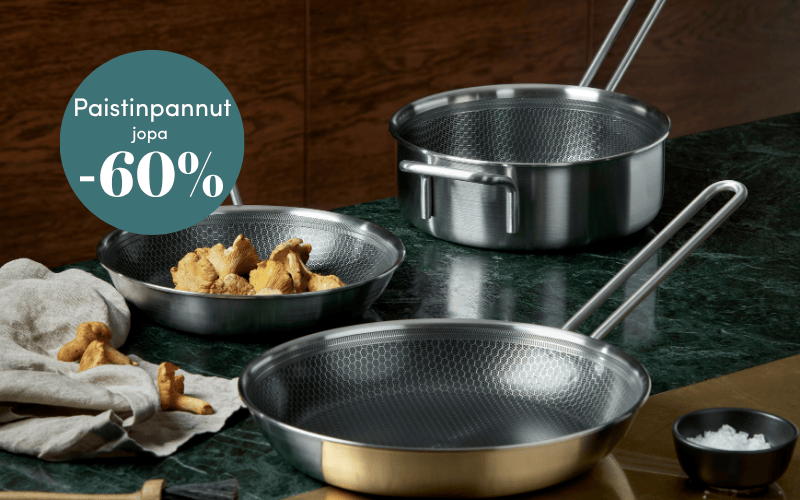 Kaksi erikokoista paistinpannua ja kattila marmorisella keittiön työtasolla