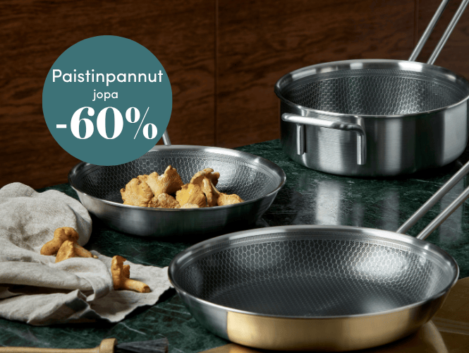 Kaksi erikokoista paistinpannua ja kattila marmorisella keittiön työtasolla