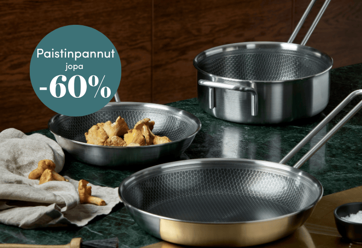 Kaksi erikokoista paistinpannua ja kattila marmorisella keittiön työtasolla