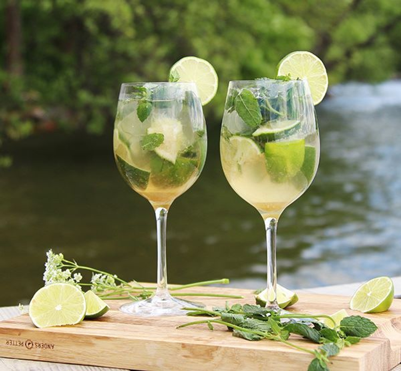 2 stycken Mojito glas på en träbricka vid vattnet