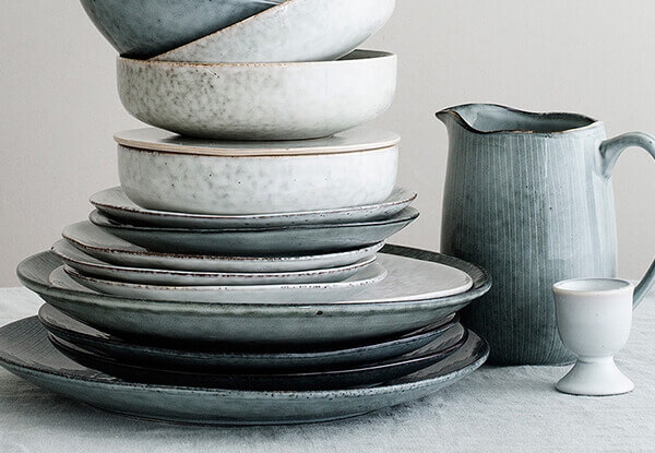 Stengods tallrikar på bordet